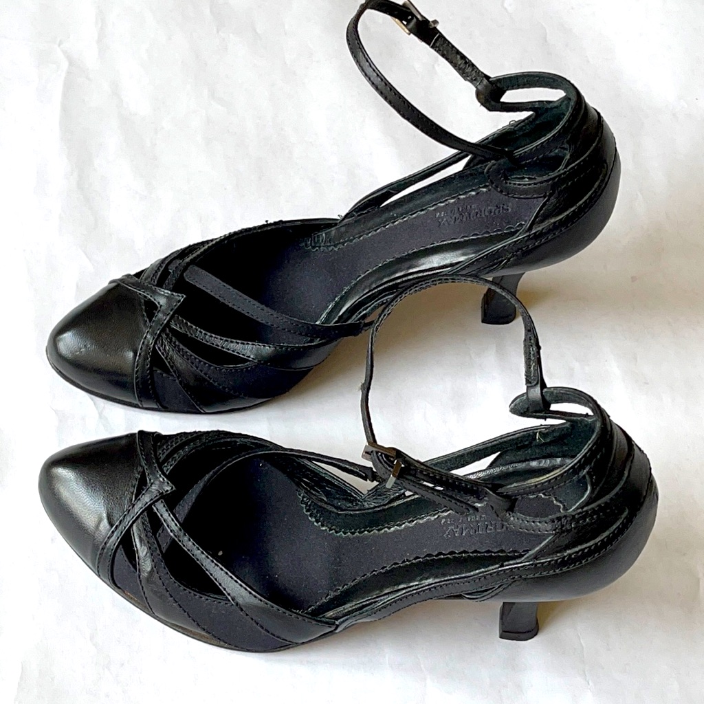 Women’s Black Calfskin Pumps.
